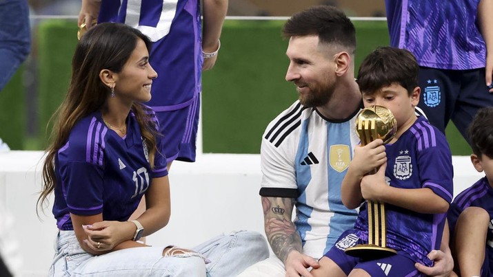 Lionel Messi penyerang asal Argentina bersama istrinya Antonella Roccuzzo dan putra mereka merayakan setelah pertandingan Final Piala Dunia FIFA Qatar 2022 antara Argentina dan Prancis di Stadion Lusail pada 18 Desember 2022 di Kota Lusail, Qatar. (Jean Catuffe/Getty Images)
