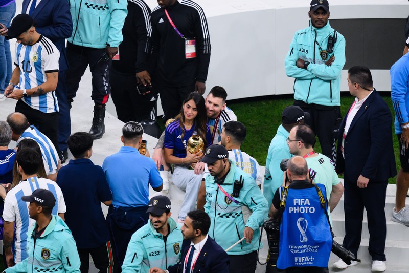 Lionel Messi dari Argentina merayakan kemenangan bersama keluarganya setelah memenangkan pertandingan Final Piala Dunia FIFA Qatar 2022 antara Argentina dan Prancis di Stadion Lusail pada 18 Desember 2022 di Kota Lusail, Qatar. (Cui Nan/China News Service/VCG via Getty Images)