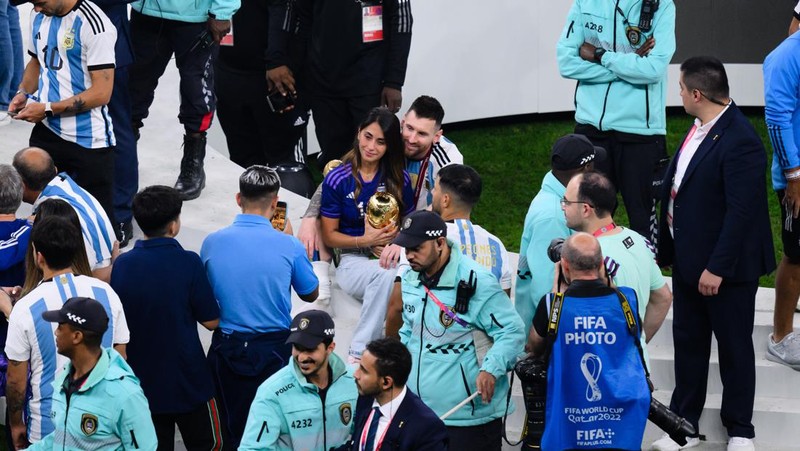 Lionel Messi dari Argentina merayakan kemenangan bersama keluarganya setelah memenangkan pertandingan Final Piala Dunia FIFA Qatar 2022 antara Argentina dan Prancis di Stadion Lusail pada 18 Desember 2022 di Kota Lusail, Qatar. (Cui Nan/China News Service/VCG via Getty Images)