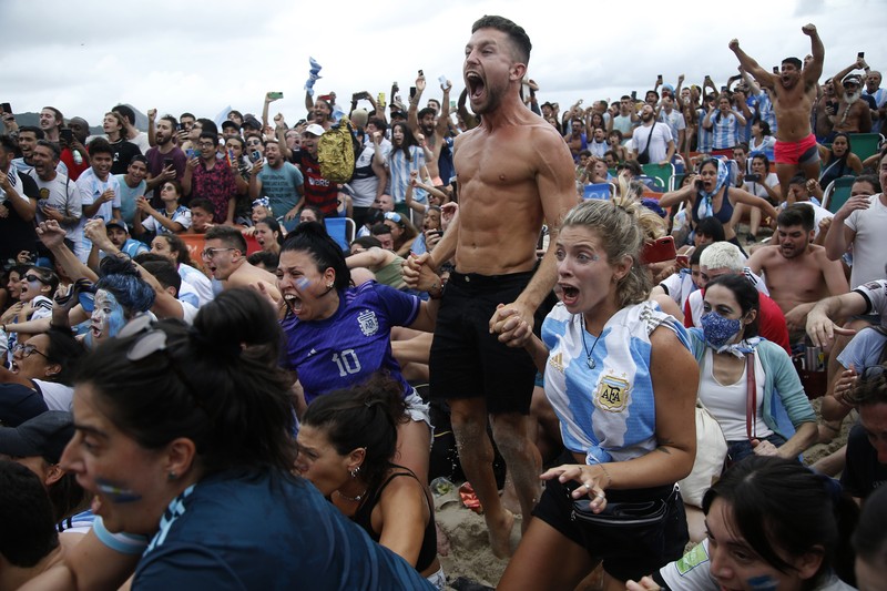 Suasana para fans Argentina dengan spanduk Diego Maradona berkumpul merayakan kemenangan negaranya usai pertandingan sepak bola final Piala Dunia Qatar 2022 antara Argentina dan Prancis di Buenos Aires, Argentina Suasana para fans Argentina dengan spanduk Diego Maradona berkumpul merayakan kemenangan negaranya usai pertandingan sepak bola final Piala Dunia Qatar 2022 antara Argentina dan Prancis di Buenos Aires, Argentina Minggu (18/12/2022). Argentina menjadi juara Piala Dunia 2022 setelah menang adu penalti atas Prancis 4-2. (REUTERS/Agustin Marcarian)