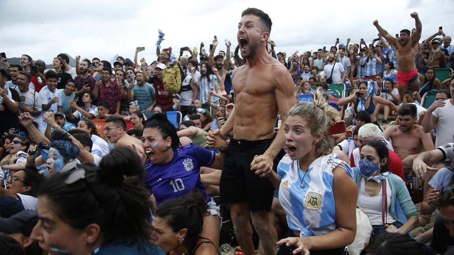 Suasana para fans Argentina dengan spanduk Diego Maradona berkumpul merayakan kemenangan negaranya usai pertandingan sepak bola final Piala Dunia Qatar 2022 antara Argentina dan Prancis di Buenos Aires, Argentina Minggu (18/12/2022). Argentina menjadi juara Piala Dunia 2022 setelah menang adu penalti atas Prancis 4-2. (REUTERS/Agustin Marcarian)