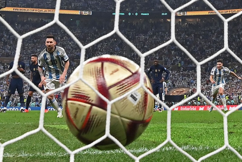 Pemain depan Argentina #10 Lionel Messi mengontrol bola selama pertandingan sepak bola final Piala Dunia Qatar 2022 antara Argentina dan Prancis Pemain depan Argentina #10 Lionel Messi mengontrol bola selama pertandingan sepak bola final Piala Dunia Qatar 2022 antara Argentina dan Prancis di Stadion Lusail di Lusail, utara Doha, Qatar, Minggu (18/12/2022). Argentina menjadi juara Piala Dunia 2022 setelah menang adu penalti atas Prancis 4-2. (Photo by ADRIAN DENNIS/AFP via Getty Images)