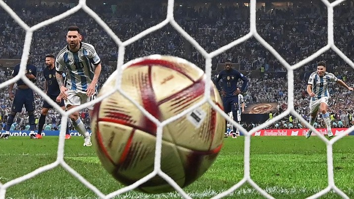 Pemain depan Argentina #10 Lionel Messi mencetak gol penalti selama pertandingan sepak bola final Piala Dunia Qatar 2022 antara Argentina dan Prancis Pemain depan Argentina #10 Lionel Messi mencetak gol penalti selama pertandingan sepak bola final Piala Dunia Qatar 2022 antara Argentina dan Prancis di Stadion Lusail di Lusail, utara Doha, Qatar, Minggu (18/12/2022). Argentina menjadi juara Piala Dunia 2022 setelah menang adu penalti atas Prancis 4-2. (Photo by FRANCK FIFE/AFP via Getty Images)