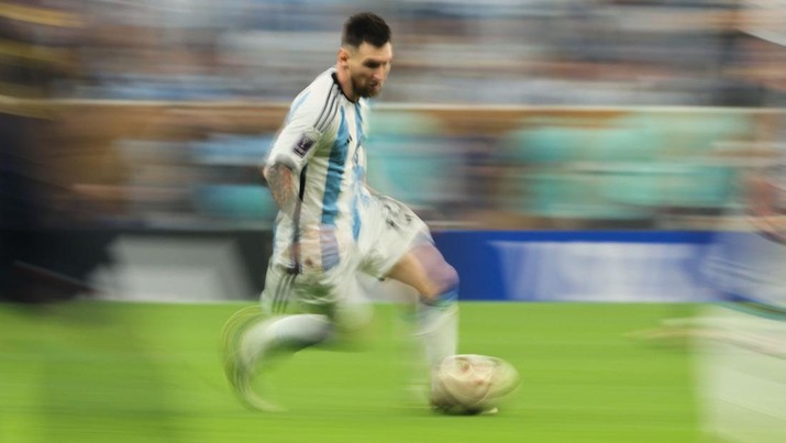 Pemain depan Argentina #10 Lionel Messi mengontrol bola selama pertandingan sepak bola final Piala Dunia Qatar 2022 antara Argentina dan Prancis Pemain depan Argentina #10 Lionel Messi mengontrol bola selama pertandingan sepak bola final Piala Dunia Qatar 2022 antara Argentina dan Prancis di Stadion Lusail di Lusail, utara Doha, Qatar, Minggu (18/12/2022). Argentina menjadi juara Piala Dunia 2022 setelah menang adu penalti atas Prancis 4-2. (Photo by ADRIAN DENNIS/AFP via Getty Images)