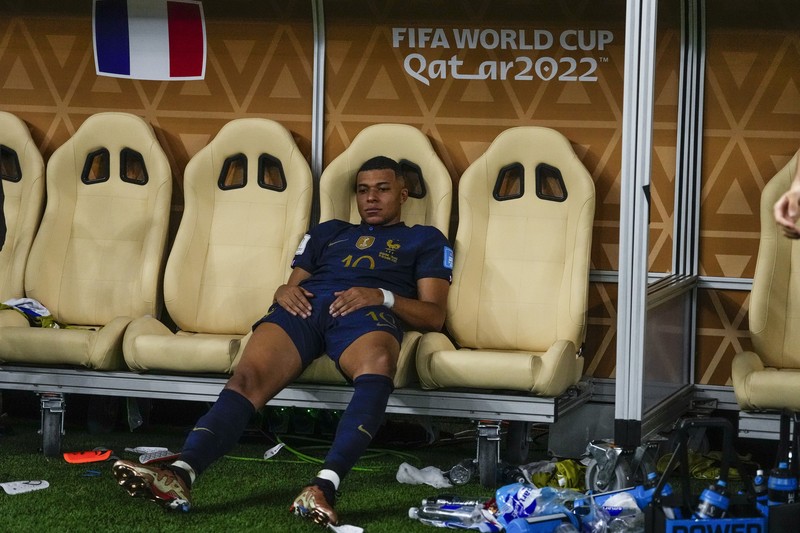 Penyerang #10 Prancis Kylian Mbappe kesal terhadap peluang yang hilang selama pertandingan final sepak bola Piala Dunia Qatar 2022 antara Argentina dan Prancis di Stadion Lusail di Lusail, utara Doha, Qatar, Minggu (18/12/2022).  Argentina menjadi juara Piala Dunia 2022 setelah menang adu penalti atas Prancis 4-2. (Photo by ODD ANDERSEN/AFP via Getty Images)