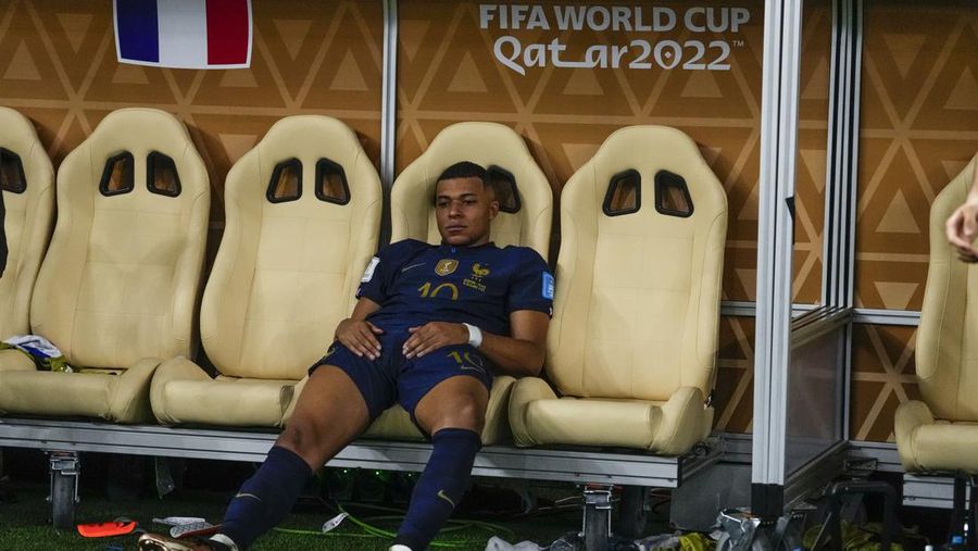 Penyerang #10 Prancis Kylian Mbappe kesal terhadap peluang yang hilang selama pertandingan final sepak bola Piala Dunia Qatar 2022 antara Argentina dan Prancis di Stadion Lusail di Lusail, utara Doha, Qatar, Minggu (18/12/2022).  Argentina menjadi juara Piala Dunia 2022 setelah menang adu penalti atas Prancis 4-2. (Photo by ODD ANDERSEN/AFP via Getty Images)