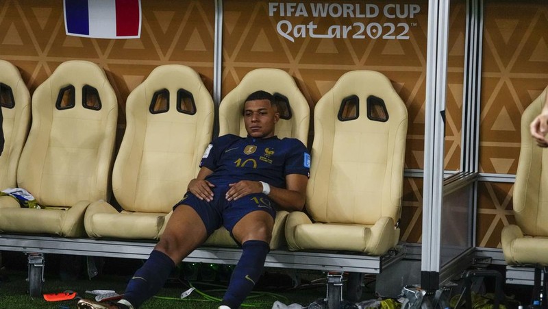 Penyerang #10 Prancis Kylian Mbappe kesal terhadap peluang yang hilang selama pertandingan final sepak bola Piala Dunia Qatar 2022 antara Argentina dan Prancis di Stadion Lusail di Lusail, utara Doha, Qatar, Minggu (18/12/2022).  Argentina menjadi juara Piala Dunia 2022 setelah menang adu penalti atas Prancis 4-2. (Photo by ODD ANDERSEN/AFP via Getty Images)