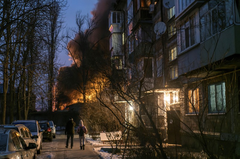 Seorang penduduk lokal Mykola Kobzarenko memeriksa sisa-sisa garasinya yang hancur selama serangan pesawat tak berawak Rusia, di tengah serangan Rusia terhadap Ukraina, di desa Stari Bezradychi, di wilayah Kyiv, Ukraina 19 Desember 2022. Seorang penduduk lokal Mykola Kobzarenko memeriksa sisa-sisa garasinya yang hancur selama serangan pesawat tak berawak Rusia, di tengah serangan Rusia terhadap Ukraina, di desa Stari Bezradychi, di wilayah Kyiv, Ukraina 19 Desember 2022. (REUTERS/Valentyn Ogirenko)
