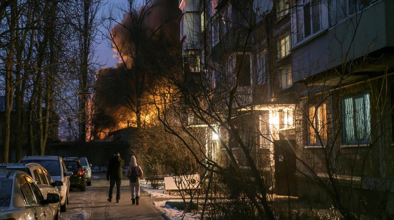 Seorang penduduk lokal Mykola Kobzarenko memeriksa sisa-sisa garasinya yang hancur selama serangan pesawat tak berawak Rusia, di tengah serangan Rusia terhadap Ukraina, di desa Stari Bezradychi, di wilayah Kyiv, Ukraina 19 Desember 2022. (REUTERS/Valentyn Ogirenko)