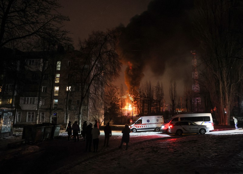 Seorang penduduk lokal Mykola Kobzarenko memeriksa sisa-sisa garasinya yang hancur selama serangan pesawat tak berawak Rusia, di tengah serangan Rusia terhadap Ukraina, di desa Stari Bezradychi, di wilayah Kyiv, Ukraina 19 Desember 2022. (REUTERS/Valentyn Ogirenko)