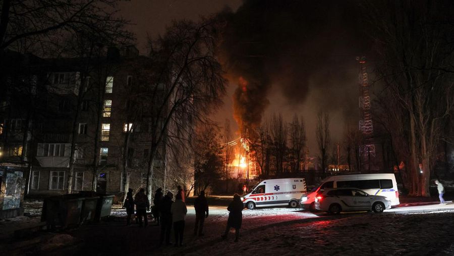 Seorang penduduk lokal Mykola Kobzarenko memeriksa sisa-sisa garasinya yang hancur selama serangan pesawat tak berawak Rusia, di tengah serangan Rusia terhadap Ukraina, di desa Stari Bezradychi, di wilayah Kyiv, Ukraina 19 Desember 2022. (REUTERS/Valentyn Ogirenko)
