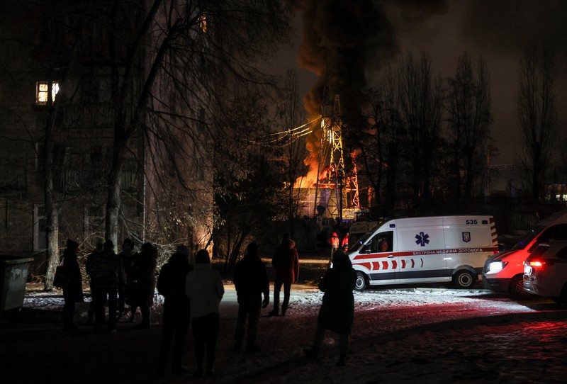 Seorang penduduk lokal Mykola Kobzarenko memeriksa sisa-sisa garasinya yang hancur selama serangan pesawat tak berawak Rusia, di tengah serangan Rusia terhadap Ukraina, di desa Stari Bezradychi, di wilayah Kyiv, Ukraina 19 Desember 2022. (REUTERS/Valentyn Ogirenko)
