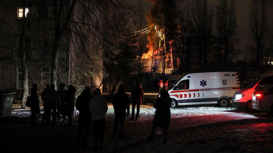 Seorang penduduk lokal Mykola Kobzarenko memeriksa sisa-sisa garasinya yang hancur selama serangan pesawat tak berawak Rusia, di tengah serangan Rusia terhadap Ukraina, di desa Stari Bezradychi, di wilayah Kyiv, Ukraina 19 Desember 2022. (REUTERS/Valentyn Ogirenko)