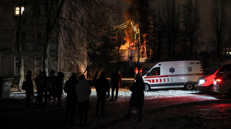 Seorang penduduk lokal Mykola Kobzarenko memeriksa sisa-sisa garasinya yang hancur selama serangan pesawat tak berawak Rusia, di tengah serangan Rusia terhadap Ukraina, di desa Stari Bezradychi, di wilayah Kyiv, Ukraina 19 Desember 2022. (REUTERS/Valentyn Ogirenko)