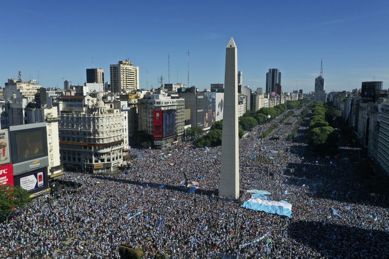 Suasana para fans Argentina dengan spanduk Diego Maradona berkumpul merayakan kemenangan negaranya usai pertandingan sepak bola final Piala Dunia Qatar 2022 antara Argentina dan Prancis di Buenos Aires, Argentina Suasana para fans Argentina dengan spanduk Diego Maradona berkumpul merayakan kemenangan negaranya usai pertandingan sepak bola final Piala Dunia Qatar 2022 antara Argentina dan Prancis di Buenos Aires, Argentina Minggu (18/12/2022). Argentina menjadi juara Piala Dunia 2022 setelah menang adu penalti atas Prancis 4-2. (REUTERS/Agustin Marcarian)