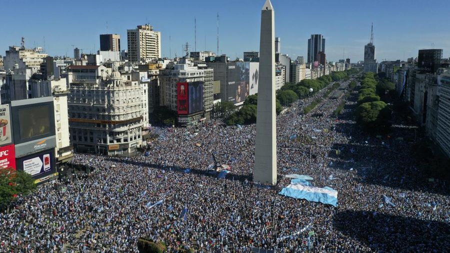 Suasana para fans Argentina dengan spanduk Diego Maradona berkumpul merayakan kemenangan negaranya usai pertandingan sepak bola final Piala Dunia Qatar 2022 antara Argentina dan Prancis di Buenos Aires, Argentina Minggu (18/12/2022). Argentina menjadi juara Piala Dunia 2022 setelah menang adu penalti atas Prancis 4-2. (REUTERS/Agustin Marcarian)