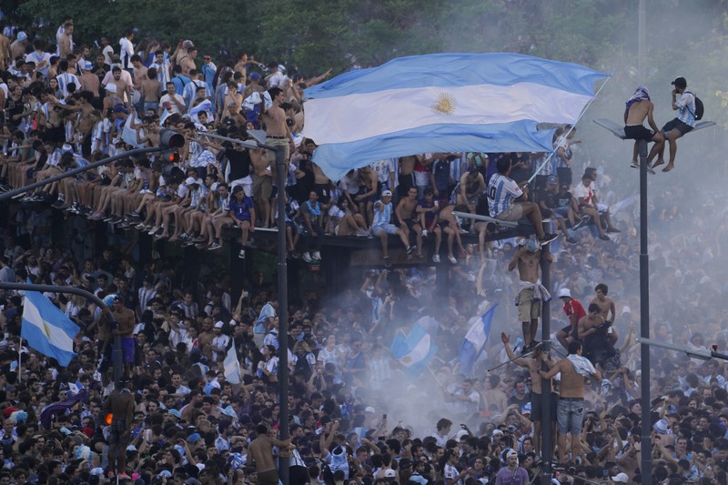 Suasana para fans Argentina dengan spanduk Diego Maradona berkumpul merayakan kemenangan negaranya usai pertandingan sepak bola final Piala Dunia Qatar 2022 antara Argentina dan Prancis di Buenos Aires, Argentina Suasana para fans Argentina dengan spanduk Diego Maradona berkumpul merayakan kemenangan negaranya usai pertandingan sepak bola final Piala Dunia Qatar 2022 antara Argentina dan Prancis di Buenos Aires, Argentina Minggu (18/12/2022). Argentina menjadi juara Piala Dunia 2022 setelah menang adu penalti atas Prancis 4-2. (REUTERS/Agustin Marcarian)