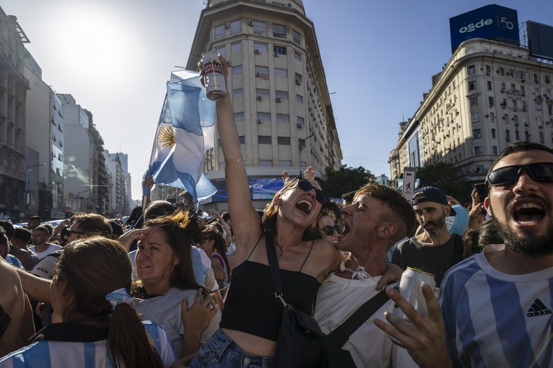Suasana para fans Argentina dengan spanduk Diego Maradona berkumpul merayakan kemenangan negaranya usai pertandingan sepak bola final Piala Dunia Qatar 2022 antara Argentina dan Prancis di Buenos Aires, Argentina Suasana para fans Argentina dengan spanduk Diego Maradona berkumpul merayakan kemenangan negaranya usai pertandingan sepak bola final Piala Dunia Qatar 2022 antara Argentina dan Prancis di Buenos Aires, Argentina Minggu (18/12/2022). Argentina menjadi juara Piala Dunia 2022 setelah menang adu penalti atas Prancis 4-2. (REUTERS/Agustin Marcarian)