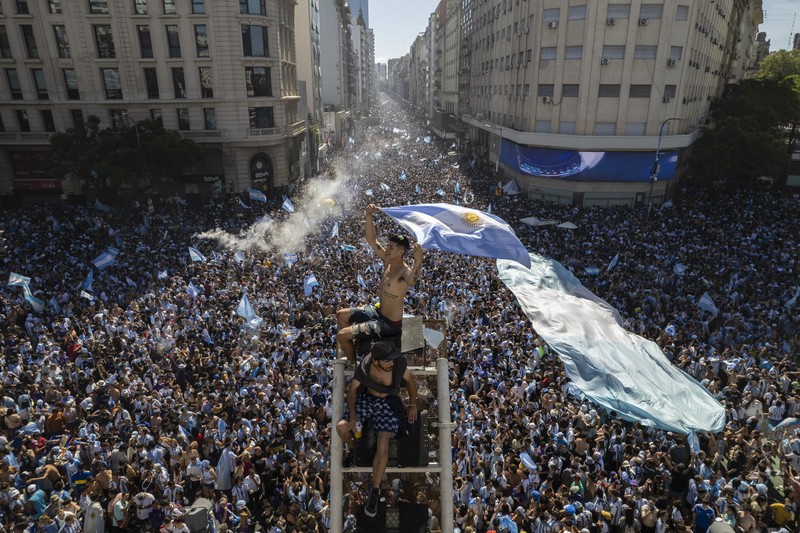 Suasana para fans Argentina dengan spanduk Diego Maradona berkumpul merayakan kemenangan negaranya usai pertandingan sepak bola final Piala Dunia Qatar 2022 antara Argentina dan Prancis di Buenos Aires, Argentina Suasana para fans Argentina dengan spanduk Diego Maradona berkumpul merayakan kemenangan negaranya usai pertandingan sepak bola final Piala Dunia Qatar 2022 antara Argentina dan Prancis di Buenos Aires, Argentina Minggu (18/12/2022). Argentina menjadi juara Piala Dunia 2022 setelah menang adu penalti atas Prancis 4-2. (REUTERS/Agustin Marcarian)