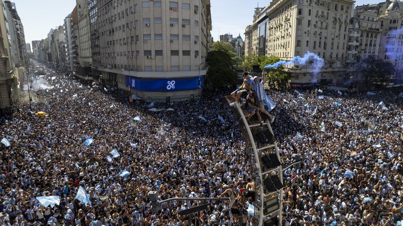 Suasana para fans Argentina dengan spanduk Diego Maradona berkumpul merayakan kemenangan negaranya usai pertandingan sepak bola final Piala Dunia Qatar 2022 antara Argentina dan Prancis di Buenos Aires, Argentina Minggu (18/12/2022). Argentina menjadi juara Piala Dunia 2022 setelah menang adu penalti atas Prancis 4-2. (REUTERS/Agustin Marcarian)