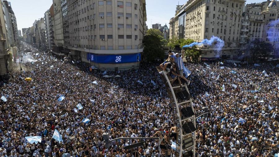 Suasana para fans Argentina dengan spanduk Diego Maradona berkumpul merayakan kemenangan negaranya usai pertandingan sepak bola final Piala Dunia Qatar 2022 antara Argentina dan Prancis di Buenos Aires, Argentina Minggu (18/12/2022). Argentina menjadi juara Piala Dunia 2022 setelah menang adu penalti atas Prancis 4-2. (REUTERS/Agustin Marcarian)