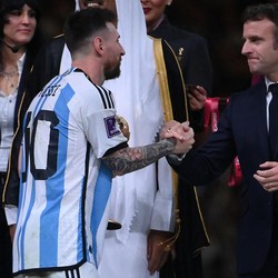 Dengan Senyum Getir, Macron Salami dan Tepuk Pundak Messi