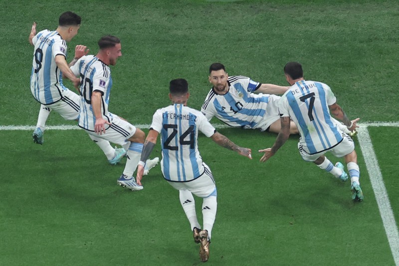 Pemain depan Argentina #10 Lionel Messi mengontrol bola selama pertandingan sepak bola final Piala Dunia Qatar 2022 antara Argentina dan Prancis Pemain depan Argentina #10 Lionel Messi mengontrol bola selama pertandingan sepak bola final Piala Dunia Qatar 2022 antara Argentina dan Prancis di Stadion Lusail di Lusail, utara Doha, Qatar, Minggu (18/12/2022). Argentina menjadi juara Piala Dunia 2022 setelah menang adu penalti atas Prancis 4-2. (Photo by ADRIAN DENNIS/AFP via Getty Images)