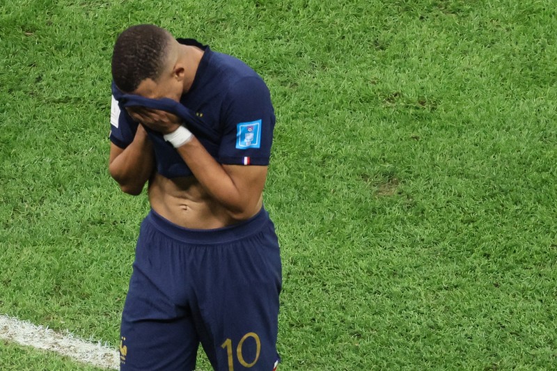 Penyerang #10 Prancis Kylian Mbappe kesal terhadap peluang yang hilang selama pertandingan final sepak bola Piala Dunia Qatar 2022 antara Argentina dan Prancis di Stadion Lusail di Lusail, utara Doha, Qatar, Minggu (18/12/2022).  Argentina menjadi juara Piala Dunia 2022 setelah menang adu penalti atas Prancis 4-2. (Photo by ODD ANDERSEN/AFP via Getty Images)
