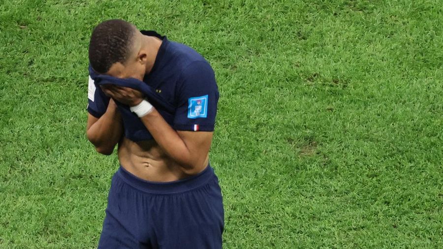 Penyerang #10 Prancis Kylian Mbappe kesal terhadap peluang yang hilang selama pertandingan final sepak bola Piala Dunia Qatar 2022 antara Argentina dan Prancis di Stadion Lusail di Lusail, utara Doha, Qatar, Minggu (18/12/2022).  Argentina menjadi juara Piala Dunia 2022 setelah menang adu penalti atas Prancis 4-2. (Photo by ODD ANDERSEN/AFP via Getty Images)