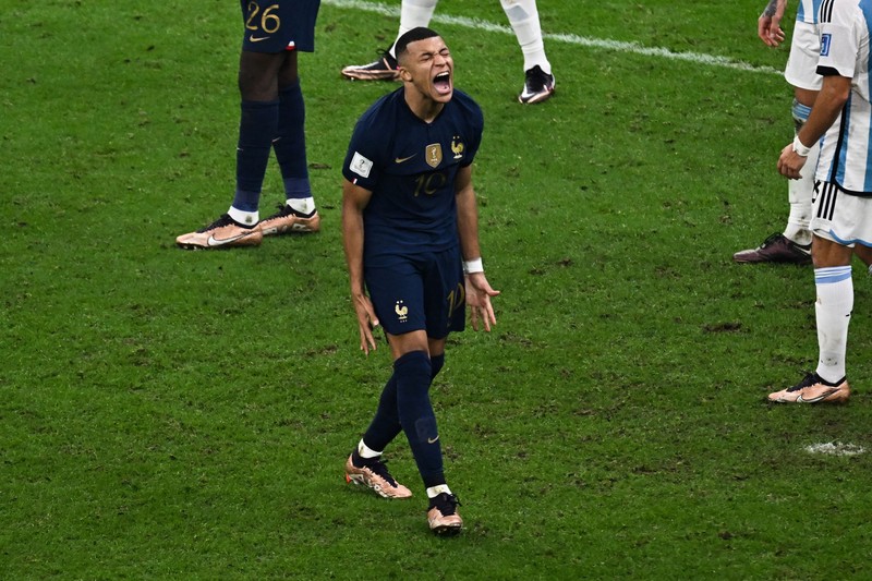 Penyerang #10 Prancis Kylian Mbappe kesal terhadap peluang yang hilang selama pertandingan final sepak bola Piala Dunia Qatar 2022 antara Argentina dan Prancis Penyerang #10 Prancis Kylian Mbappe kesal terhadap peluang yang hilang selama pertandingan final sepak bola Piala Dunia Qatar 2022 antara Argentina dan Prancis di Stadion Lusail di Lusail, utara Doha, Qatar, Minggu (18/12/2022). Argentina menjadi juara Piala Dunia 2022 setelah menang adu penalti atas Prancis 4-2. (Photo by ODD ANDERSEN/AFP via Getty Images)
