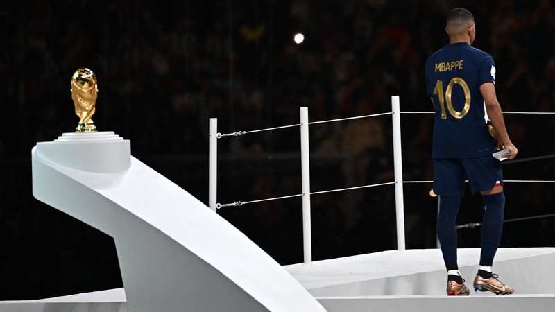 Penyerang #10 Prancis Kylian Mbappe kesal terhadap peluang yang hilang selama pertandingan final sepak bola Piala Dunia Qatar 2022 antara Argentina dan Prancis Penyerang #10 Prancis Kylian Mbappe kesal terhadap peluang yang hilang selama pertandingan final sepak bola Piala Dunia Qatar 2022 antara Argentina dan Prancis di Stadion Lusail di Lusail, utara Doha, Qatar, Minggu (18/12/2022). Argentina menjadi juara Piala Dunia 2022 setelah menang adu penalti atas Prancis 4-2. (Photo by ODD ANDERSEN/AFP via Getty Images)