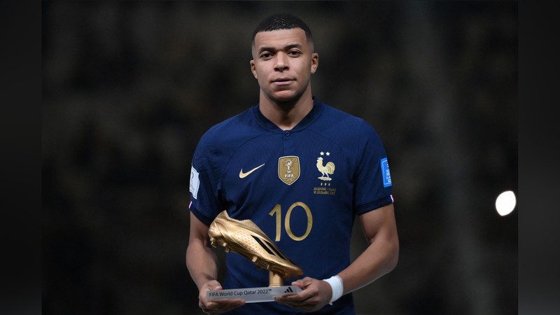 Penyerang #10 Prancis Kylian Mbappe kesal terhadap peluang yang hilang selama pertandingan final sepak bola Piala Dunia Qatar 2022 antara Argentina dan Prancis Penyerang #10 Prancis Kylian Mbappe kesal terhadap peluang yang hilang selama pertandingan final sepak bola Piala Dunia Qatar 2022 antara Argentina dan Prancis di Stadion Lusail di Lusail, utara Doha, Qatar, Minggu (18/12/2022). Argentina menjadi juara Piala Dunia 2022 setelah menang adu penalti atas Prancis 4-2. (Photo by ODD ANDERSEN/AFP via Getty Images)
