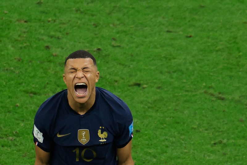 Penyerang #10 Prancis Kylian Mbappe kesal terhadap peluang yang hilang selama pertandingan final sepak bola Piala Dunia Qatar 2022 antara Argentina dan Prancis Penyerang #10 Prancis Kylian Mbappe kesal terhadap peluang yang hilang selama pertandingan final sepak bola Piala Dunia Qatar 2022 antara Argentina dan Prancis di Stadion Lusail di Lusail, utara Doha, Qatar, Minggu (18/12/2022). Argentina menjadi juara Piala Dunia 2022 setelah menang adu penalti atas Prancis 4-2. (Photo by ODD ANDERSEN/AFP via Getty Images)