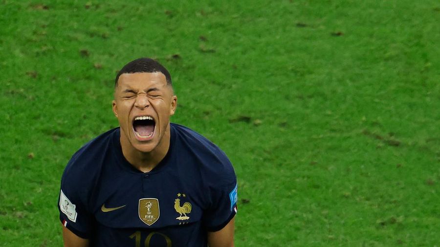 Penyerang #10 Prancis Kylian Mbappe kesal terhadap peluang yang hilang selama pertandingan final sepak bola Piala Dunia Qatar 2022 antara Argentina dan Prancis di Stadion Lusail di Lusail, utara Doha, Qatar, Minggu (18/12/2022).  Argentina menjadi juara Piala Dunia 2022 setelah menang adu penalti atas Prancis 4-2. (Photo by ODD ANDERSEN/AFP via Getty Images)