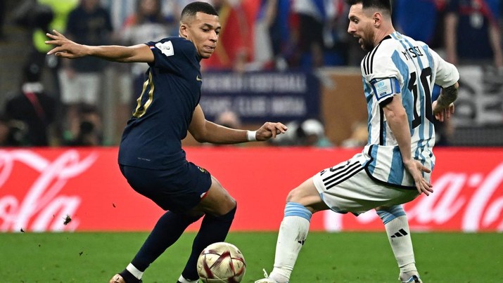 Penyerang #10 Prancis Kylian Mbappe (kiri) berebut bola dengan penyerang #10 Argentina Lionel Messi (kanan) selama pertandingan sepak bola final Piala Dunia Qatar 2022 antara Argentina dan Prancis Penyerang #10 Prancis Kylian Mbappe (kiri) berebut bola dengan penyerang #10 Argentina Lionel Messi (kanan) selama pertandingan sepak bola final Piala Dunia Qatar 2022 antara Argentina dan Prancis di Stadion Lusail di Lusail, utara Doha, Qatar, Minggu (18/12/2022). Argentina menjadi juara Piala Dunia 2022 setelah menang adu penalti atas Prancis 4-2. (Photo by ANNE-CHRISTINE POUJOULAT/AFP via Getty Images)