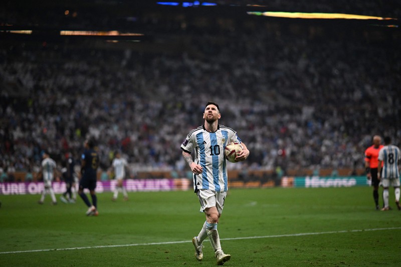 Pemain depan Argentina #10 Lionel Messi mengontrol bola selama pertandingan sepak bola final Piala Dunia Qatar 2022 antara Argentina dan Prancis Pemain depan Argentina #10 Lionel Messi mengontrol bola selama pertandingan sepak bola final Piala Dunia Qatar 2022 antara Argentina dan Prancis di Stadion Lusail di Lusail, utara Doha, Qatar, Minggu (18/12/2022). Argentina menjadi juara Piala Dunia 2022 setelah menang adu penalti atas Prancis 4-2. (Photo by ADRIAN DENNIS/AFP via Getty Images)