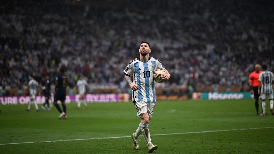 Pemain depan Argentina #10 Lionel Messi mengontrol bola selama pertandingan sepak bola final Piala Dunia Qatar 2022 antara Argentina dan Prancis di Stadion Lusail di Lusail, utara Doha, Qatar, Minggu (18/12/2022).  Argentina menjadi juara Piala Dunia 2022 setelah menang adu penalti atas Prancis 4-2. (Photo by ADRIAN DENNIS/AFP via Getty Images)