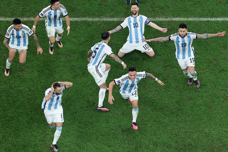 Pemain depan Argentina #10 Lionel Messi mengontrol bola selama pertandingan sepak bola final Piala Dunia Qatar 2022 antara Argentina dan Prancis Pemain depan Argentina #10 Lionel Messi mengontrol bola selama pertandingan sepak bola final Piala Dunia Qatar 2022 antara Argentina dan Prancis di Stadion Lusail di Lusail, utara Doha, Qatar, Minggu (18/12/2022). Argentina menjadi juara Piala Dunia 2022 setelah menang adu penalti atas Prancis 4-2. (Photo by ADRIAN DENNIS/AFP via Getty Images)