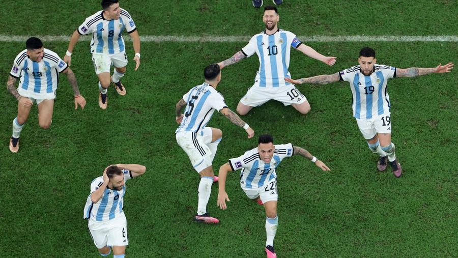 Penyerang Argentina #10 Lionel Messi (kedua dari kanan) merayakan dengan rekan setimnya setelah Argentina memenangkan pertandingan sepak bola final Piala Dunia Qatar 2022 antara Argentina dan Prancis di Stadion Lusail di Lusail, utara Doha, Qatar, Minggu (18/12/2022). Argentina menjadi juara Piala Dunia 2022 setelah menang adu penalti atas Prancis 4-2. (Photo by GIUSEPPE CACACE/AFP via Getty Images)