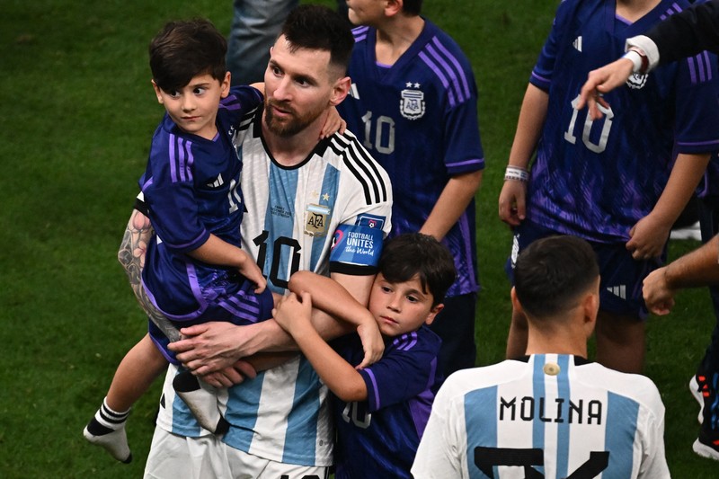 Pemain depan Argentina #10 Lionel Messi mengontrol bola selama pertandingan sepak bola final Piala Dunia Qatar 2022 antara Argentina dan Prancis Pemain depan Argentina #10 Lionel Messi mengontrol bola selama pertandingan sepak bola final Piala Dunia Qatar 2022 antara Argentina dan Prancis di Stadion Lusail di Lusail, utara Doha, Qatar, Minggu (18/12/2022). Argentina menjadi juara Piala Dunia 2022 setelah menang adu penalti atas Prancis 4-2. (Photo by ADRIAN DENNIS/AFP via Getty Images)