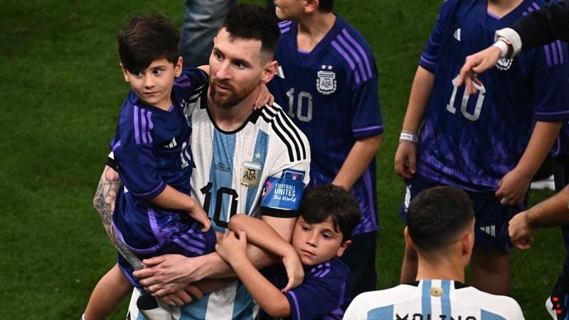 Pemain depan Argentina #10 Lionel Messi mengontrol bola selama pertandingan sepak bola final Piala Dunia Qatar 2022 antara Argentina dan Prancis di Stadion Lusail di Lusail, utara Doha, Qatar, Minggu (18/12/2022).  Argentina menjadi juara Piala Dunia 2022 setelah menang adu penalti atas Prancis 4-2. (Photo by ADRIAN DENNIS/AFP via Getty Images)