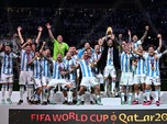 Momen Lionel Messi Angkat Trofi Piala Dunia Pertama Kalinya