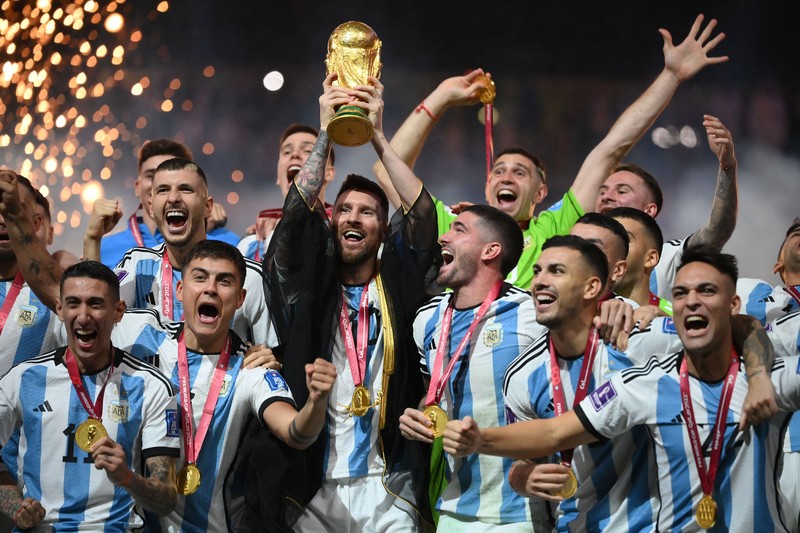 Pemain depan Argentina #10 Lionel Messi mengontrol bola selama pertandingan sepak bola final Piala Dunia Qatar 2022 antara Argentina dan Prancis Pemain depan Argentina #10 Lionel Messi mengontrol bola selama pertandingan sepak bola final Piala Dunia Qatar 2022 antara Argentina dan Prancis di Stadion Lusail di Lusail, utara Doha, Qatar, Minggu (18/12/2022). Argentina menjadi juara Piala Dunia 2022 setelah menang adu penalti atas Prancis 4-2. (Photo by ADRIAN DENNIS/AFP via Getty Images)