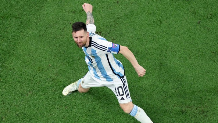 Penyerang Argentina #10 Lionel Messi merayakan gol ketiga timnya selama pertandingan sepak bola final Piala Dunia Qatar 2022 antara Argentina dan Prancis Penyerang Argentina #10 Lionel Messi merayakan gol ketiga timnya selama pertandingan sepak bola final Piala Dunia Qatar 2022 antara Argentina dan Prancis di Stadion Lusail di Lusail, utara Doha, Qatar, Minggu (18/12/2022). Argentina menjadi juara Piala Dunia 2022 setelah menang adu penalti atas Prancis 4-2. (Photo by GIUSEPPE CACACE/AFP via Getty Images)