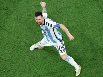 Penyerang Argentina #10 Lionel Messi merayakan gol ketiga timnya selama pertandingan sepak bola final Piala Dunia Qatar 2022 antara Argentina dan Prancis di Stadion Lusail di Lusail, utara Doha, Qatar, Minggu (18/12/2022). Argentina menjadi juara P