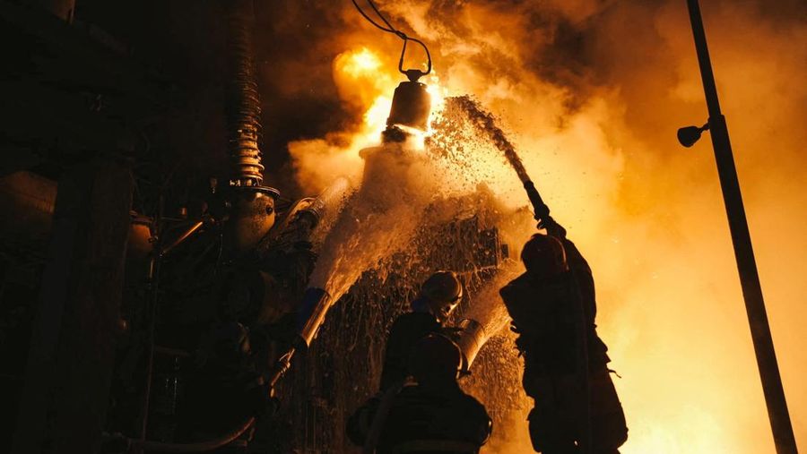 Petugas pemadam kebakaran bekerja di lokasi objek infrastruktur listrik kritis, yang terkena serangan pesawat tak berawak Rusia di Kyiv, Ukraina, dalam gambar selebaran yang dirilis 19 Desember 2022. (Press service of the State Emergency Service of Ukraine/Handout via REUTERS)