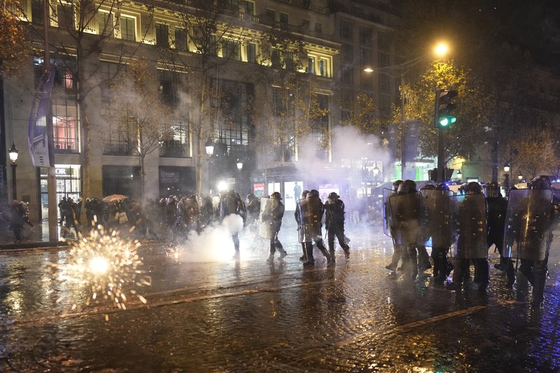 Seorang petugas polisi menendang seseorang setelah pertandingan final sepak bola Piala Dunia antara Argentina dan Prancis di jalan Champs-Elysees, Paris Seorang petugas polisi menendang seseorang setelah pertandingan final sepak bola Piala Dunia antara Argentina dan Prancis di jalan Champs-Elysees, Paris, Minggu (18/12/2022). Argentina telah memenangkan Piala Dunia dengan mengalahkan Prancis 4-2 dalam adu penalti di final. (AP Photo/Thibault Camus)