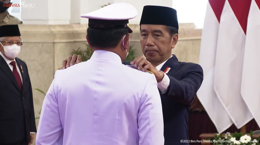 Presiden Joko Widodo melantik Laksamana Yudo Margono sebagai Panglima TNI di Istana Negara, Jakarta, Senin (19/12/2022). (tangkapan Layar Youtube Sekretariat Presiden)