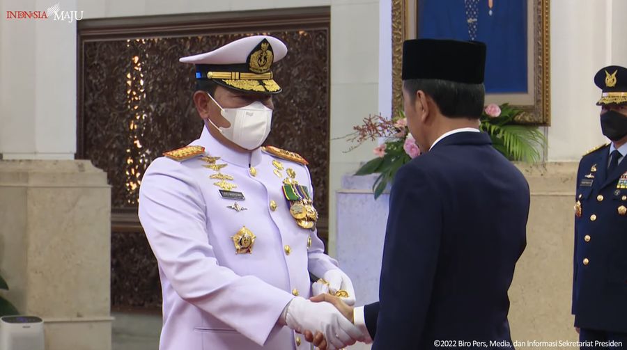 Presiden Joko Widodo melantik Laksamana Yudo Margono sebagai Panglima TNI di Istana Negara, Jakarta, Senin (19/12/2022). (tangkapan Layar Youtube Sekretariat Presiden)