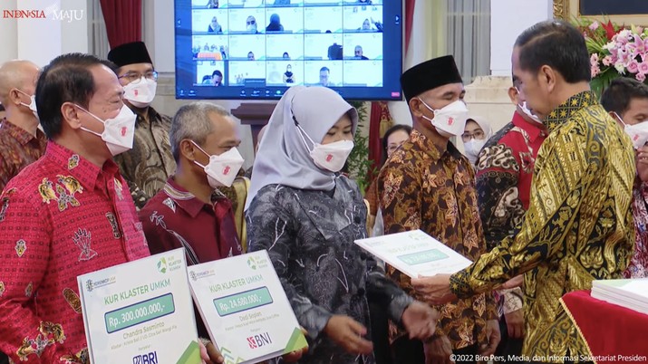 Presiden Joko Widodo (Jokowi) Saat Penyerahan Kredit Usaha Rakyat (KUR) Klaster, Istana Negara, Presiden Joko Widodo (Jokowi) Saat Penyerahan Kredit Usaha Rakyat (KUR) Klaster, Istana Negara, 19 Desember 2022. (Tangkapan Layar Youtube Sekretariat Presiden)